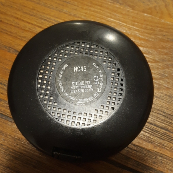 MAC COSMETICS FOUNDATION - Picture 3 of 3